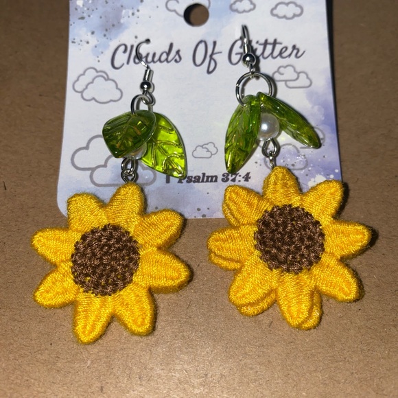 Adorable Sunflower Dangle Earrings - New - Picture 2 of 3